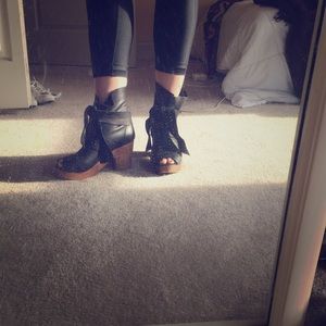 Free People black leather clogs!